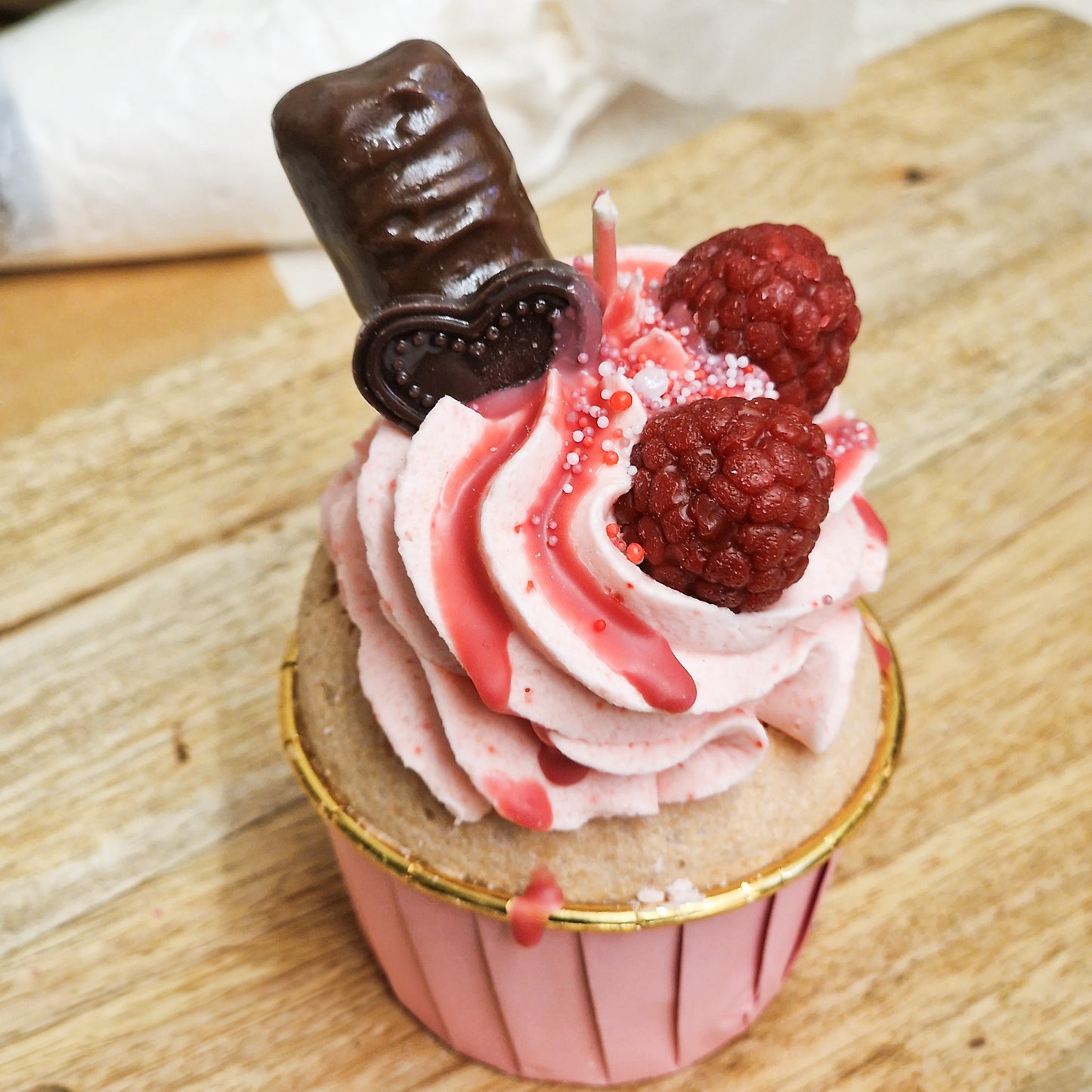 Berry and Chocolate Cupcake-Kerze - Handgemacht