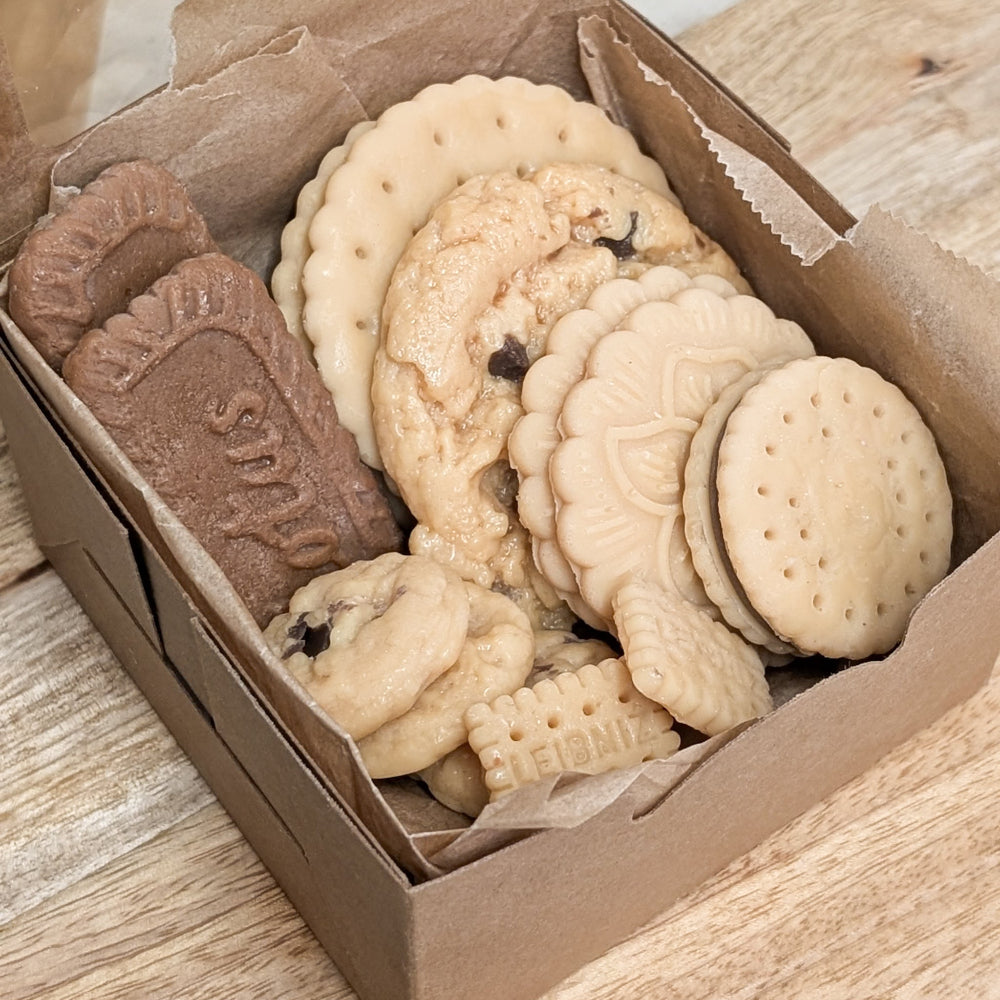 Draufsicht auf die DIY Wachs-Topping Box mit verschiedenen Keks- und Cookie-Toppings.