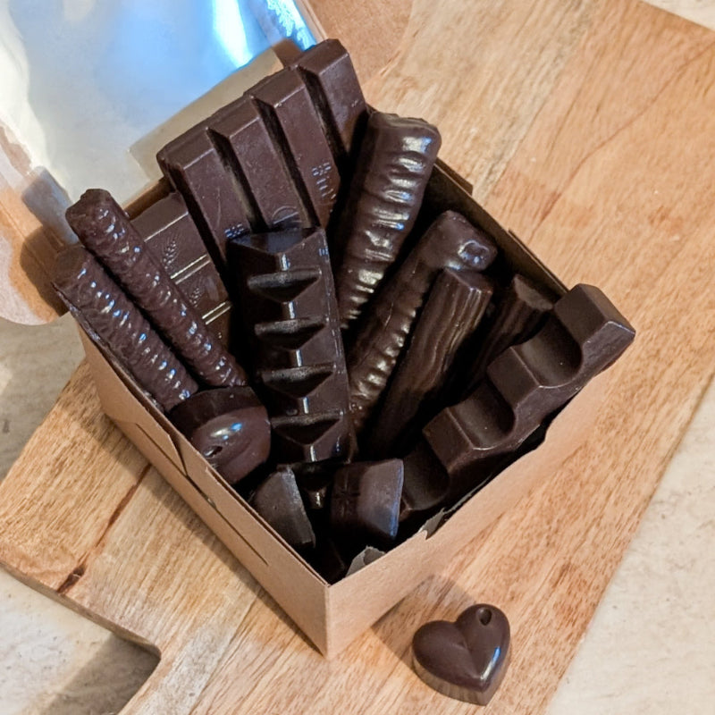 Draufsicht auf die DIY Wachs-Topping Box mit verschiedenen Schokoriegel-Toppings.