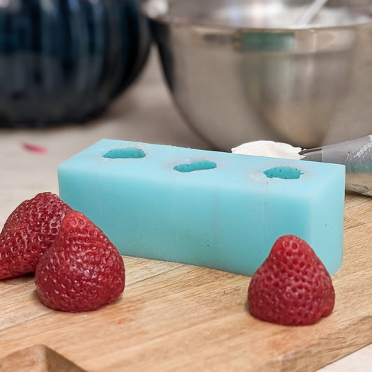 Handgefertigte Silikonform - 3 mittelgroße Erdbeeren