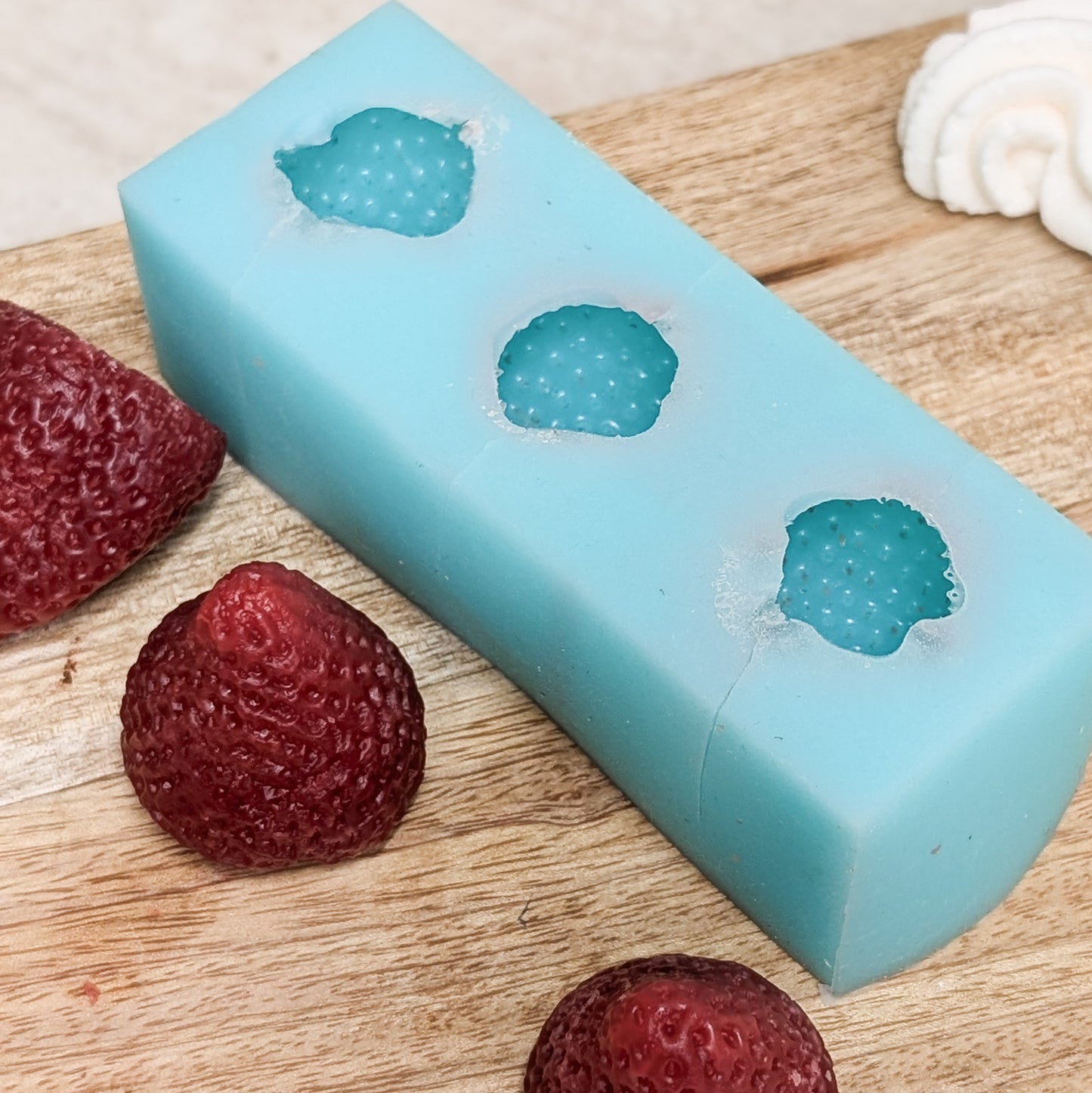 Handgefertigte Silikonform - 3 mittelgroße Erdbeeren