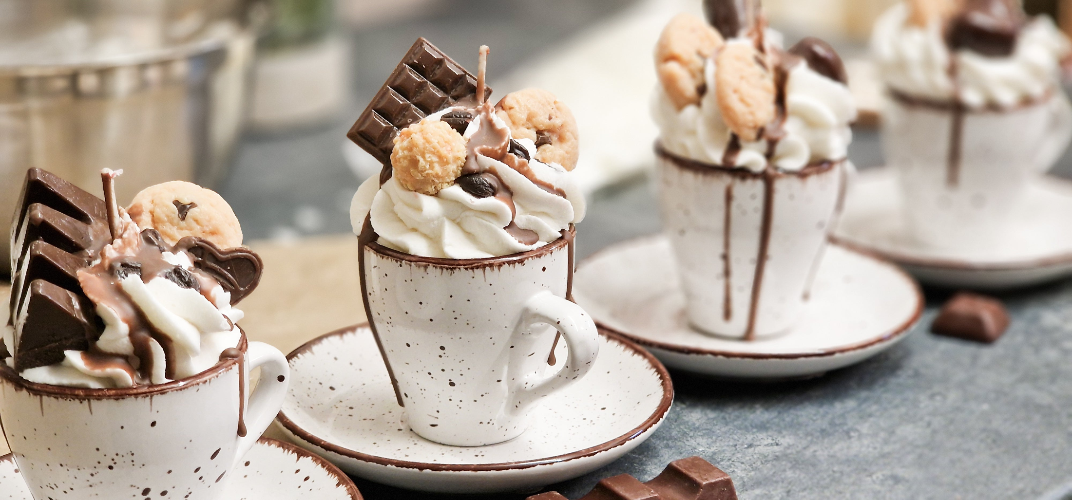 Espresso-Dessertkerzen in weißen, gesprenkelten Tassen – handgefertigte Wachskunst im Kaffeelook.